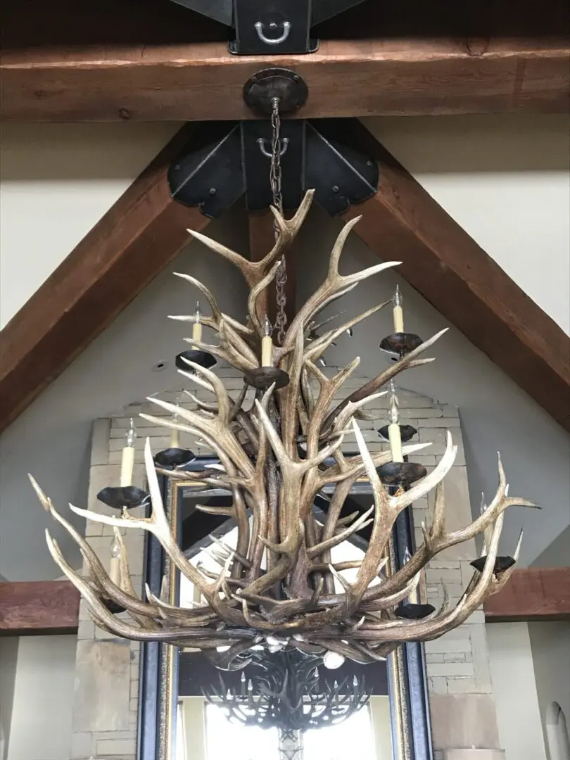 A chandelier with antlers hanging from the ceiling.