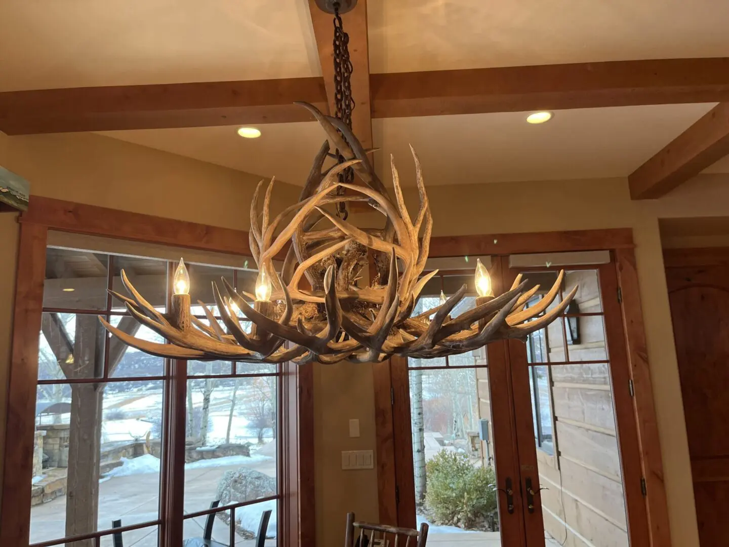 A chandelier with antlers hanging from the ceiling.