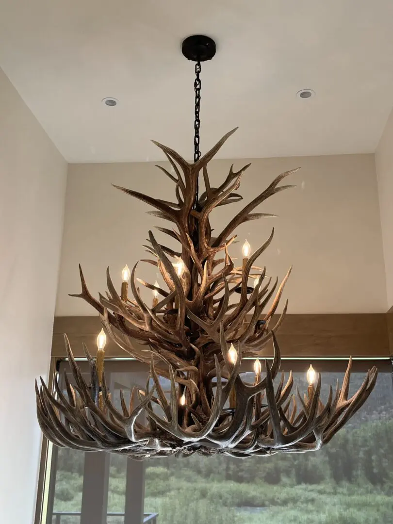 A chandelier with antlers hanging from the ceiling.