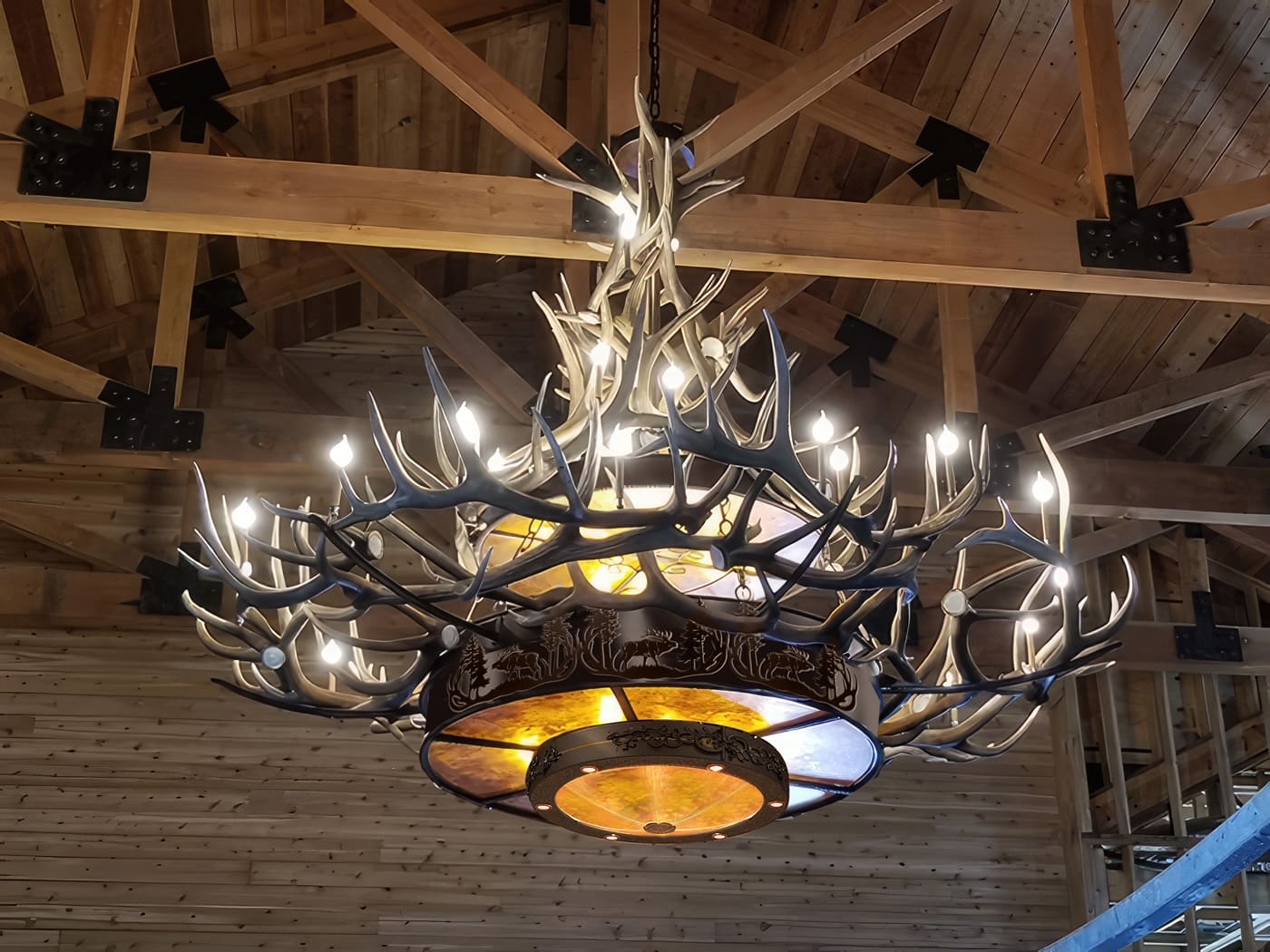 A chandelier with antlers hanging from the ceiling.